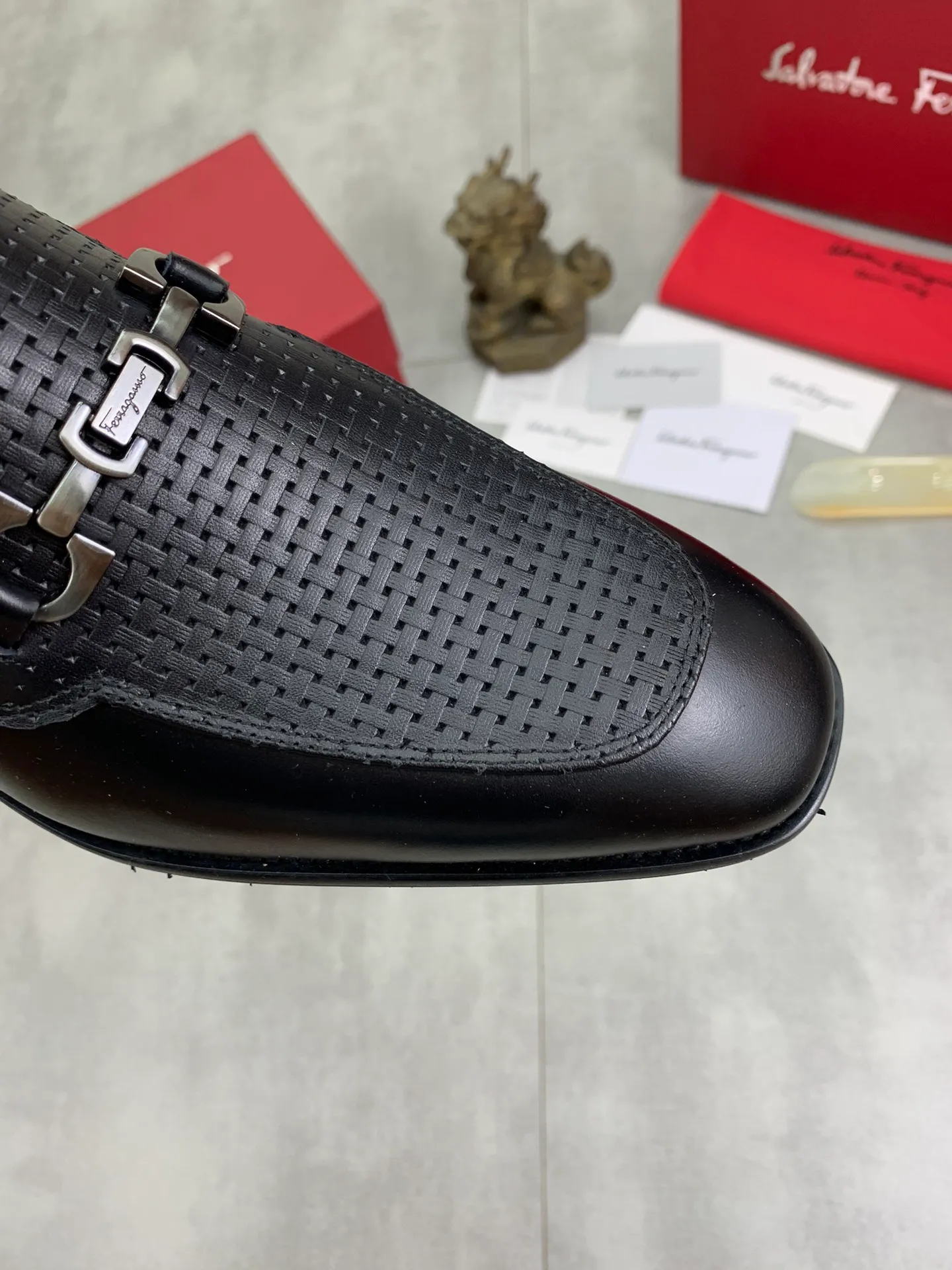 Men's Men's Shoes 💰P460💰[New Style] Water-dyed Niuli 🆘[Salvatore Ferragamo] Ferragamo's latest casual business leather shoes for men! Available at counters simultaneously! The fabric is made of specially imported original pebbled calfskin, and the lining is made of imported water-dyed cowhide. It is absolutely luxurious and leads the fashion trend. Matching code: 38-45 (46 can be customized) Black and brown colors are optional